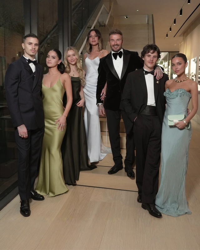 Miệng nói yêu Harper nhưng vợ chồng con cả nhà Beckham gạt phăng em gái cưng, David và Victoria chỉ biết đau lòng- Ảnh 5. Miệng nói yêu Harper nhưng vợ chồng con cả nhà Beckham gạt phăng em gái cưng, David và Victoria chỉ biết đau lòng- Ảnh 5.