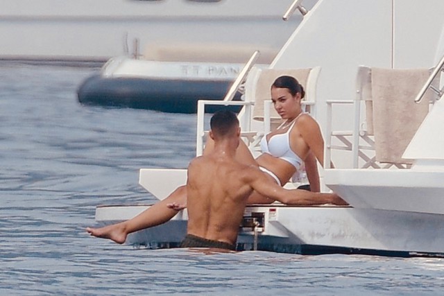 Tình yêu cổ tích của Ronaldo và Georgina: "Tiếng sét ái tình", nữ nhân viên Gucci đổi đời thành bà chủ tài sản tỷ đô- Ảnh 4.