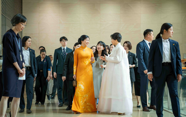 Hình ảnh Phu nhân Tổng Bí Thư và Phu nhân Tổng thống Hàn Quốc đẹp quá, trang phục ý nghĩa tới từng chi tiết
- Ảnh 3. Hình ảnh Phu nhân Tổng Bí Thư và Phu nhân Tổng thống Hàn Quốc đẹp quá, trang phục ý nghĩa tới từng chi tiết
- Ảnh 3.