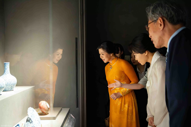Hình ảnh Phu nhân Tổng Bí Thư và Phu nhân Tổng thống Hàn Quốc đẹp quá, trang phục ý nghĩa tới từng chi tiết
- Ảnh 6. Hình ảnh Phu nhân Tổng Bí Thư và Phu nhân Tổng thống Hàn Quốc đẹp quá, trang phục ý nghĩa tới từng chi tiết
- Ảnh 6.