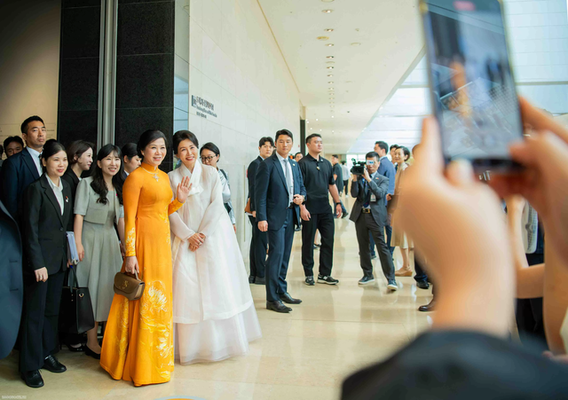 Hình ảnh Phu nhân Tổng Bí Thư và Phu nhân Tổng thống Hàn Quốc đẹp quá, trang phục ý nghĩa tới từng chi tiết
- Ảnh 7. Hình ảnh Phu nhân Tổng Bí Thư và Phu nhân Tổng thống Hàn Quốc đẹp quá, trang phục ý nghĩa tới từng chi tiết
- Ảnh 7.
