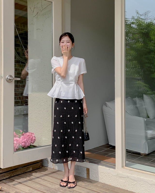10 cách mặc chân váy suông mùa thu giúp chị em chạm đỉnh cao của sự trẻ trung, tinh tế- Ảnh 9.