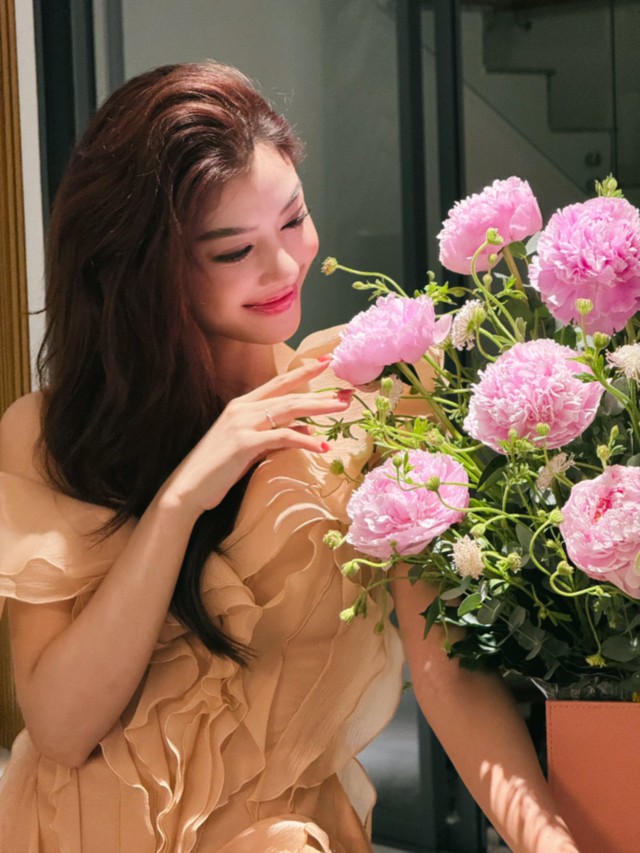 Á hậu Lona Kiều Loan tổ chức thôi nôi cho con trai, lộ danh tính "chồng bí ẩn"- Ảnh 5.