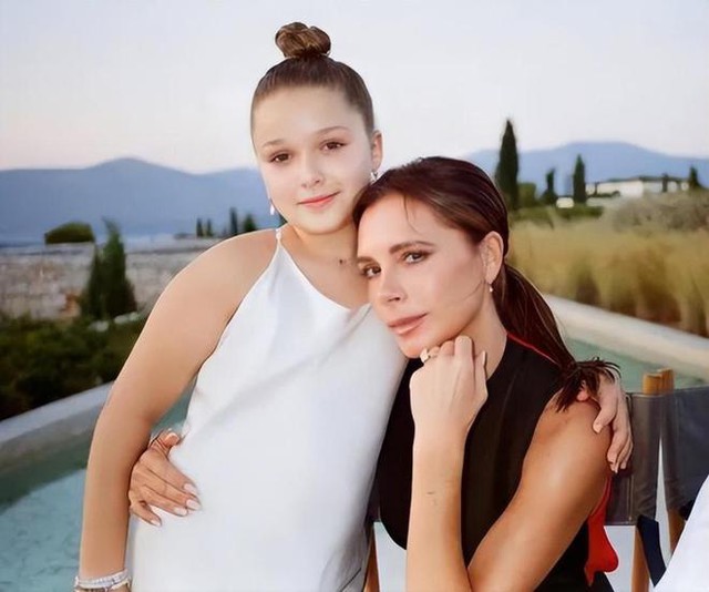 Sốc visual với con gái út nhà Beckham: Từ cô bé mũm mĩm đến chiến dịch giảm cân 1 tay Victoria "đạo diễn"- Ảnh 2.