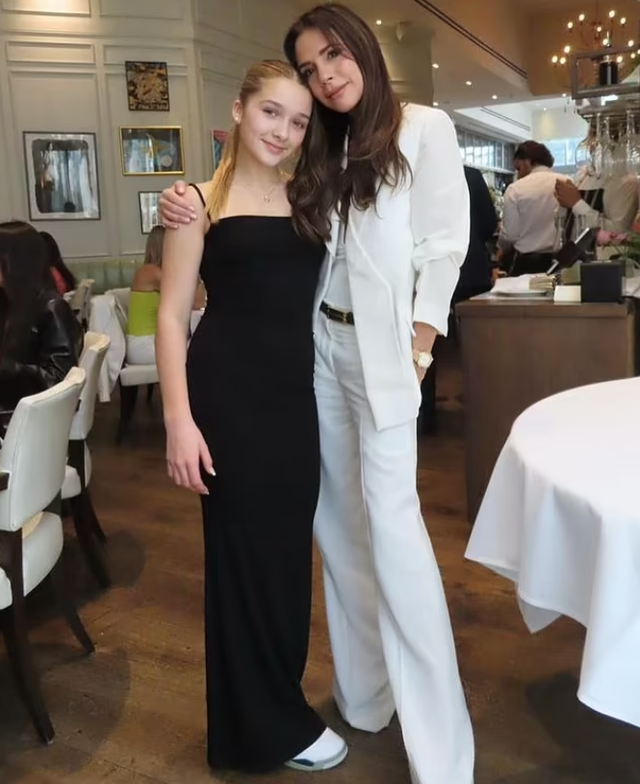 Sốc visual với con gái út nhà Beckham: Từ cô bé mũm mĩm đến chiến dịch giảm cân 1 tay Victoria "đạo diễn"- Ảnh 7.