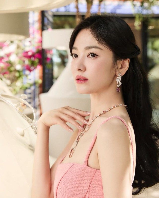 Song Hye Kyo "ngã ngựa": Gây tội tày trời 3 năm liền, kết cục muối mặt cúi đầu xin cả nước tha thứ- Ảnh 1. Song Hye Kyo "ngã ngựa": Gây tội tày trời 3 năm liền, kết cục muối mặt cúi đầu xin cả nước tha thứ- Ảnh 1.