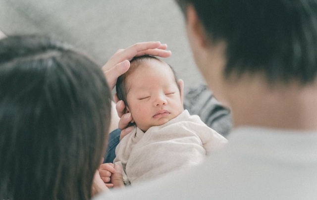 Ai sẽ nghỉ việc để trông con? Nỗi trăn trở của mẹ bỉm khiến cộng đồng chia phe tranh luận- Ảnh 2. Ai sẽ nghỉ việc để trông con? Nỗi trăn trở của mẹ bỉm khiến cộng đồng chia phe tranh luận- Ảnh 2.