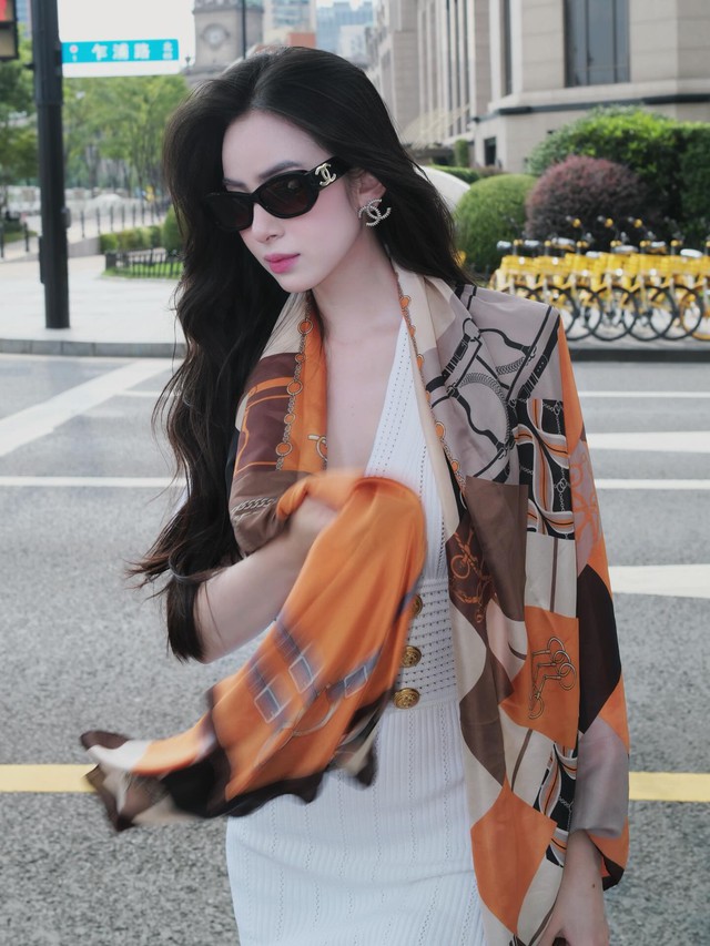 Dâu hào môn Hương Liên mặc đồ 2,5 tỷ dạo phố, riêng đồng hồ giá đủ mua nửa căn hộ- Ảnh 8. Dâu hào môn Hương Liên mặc đồ 2,5 tỷ dạo phố, riêng đồng hồ giá đủ mua nửa căn hộ- Ảnh 8.