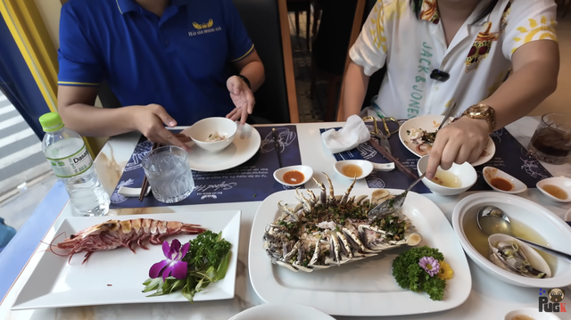 Khoa Pug đã quá giàu trước tuổi 30 nhưng chỉ 1 hành xử nhỏ với người phục vụ bàn liền lộ ra tất cả- Ảnh 2. Khoa Pug đã quá giàu trước tuổi 30 nhưng chỉ 1 hành xử nhỏ với người phục vụ bàn liền lộ ra tất cả- Ảnh 2.