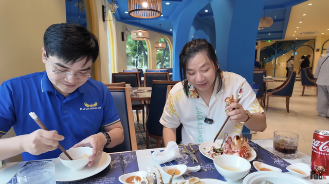 Khoa Pug đã quá giàu trước tuổi 30 nhưng chỉ 1 hành xử nhỏ với người phục vụ bàn liền lộ ra tất cả- Ảnh 3. Khoa Pug đã quá giàu trước tuổi 30 nhưng chỉ 1 hành xử nhỏ với người phục vụ bàn liền lộ ra tất cả- Ảnh 3.