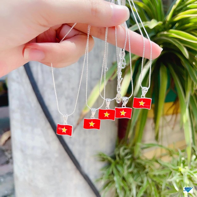 Cờ Tổ quốc, áo in hình sao vàng... "sốt" mọi sàn TMĐT: Chốt đơn là cách nói lời yêu Việt Nam!- Ảnh 23.