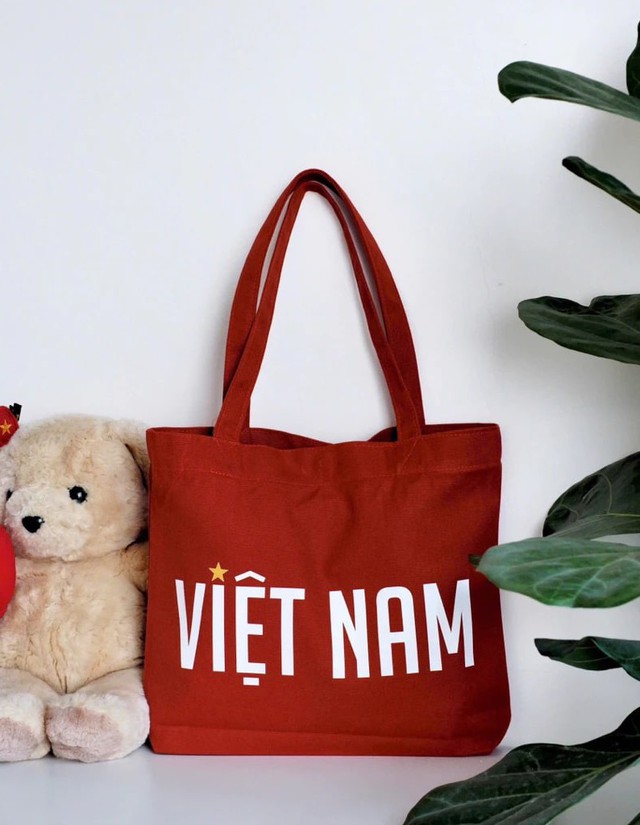 Cờ Tổ quốc, áo in hình sao vàng... "sốt" mọi sàn TMĐT: Chốt đơn là cách nói lời yêu Việt Nam!- Ảnh 24.