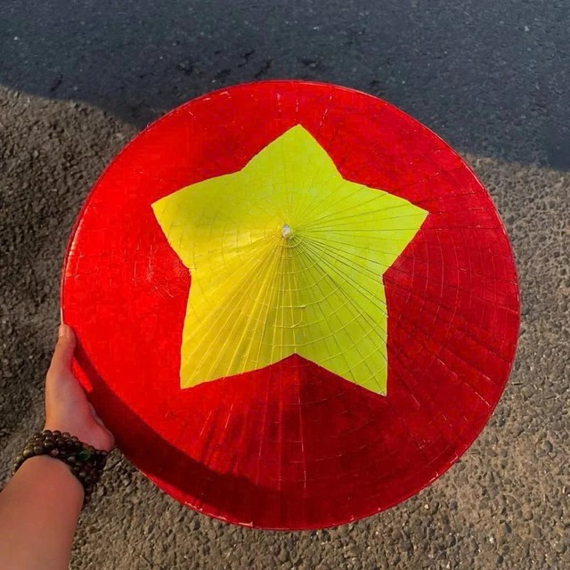 Cờ Tổ quốc, áo in hình sao vàng... "sốt" mọi sàn TMĐT: Chốt đơn là cách nói lời yêu Việt Nam!- Ảnh 27.
