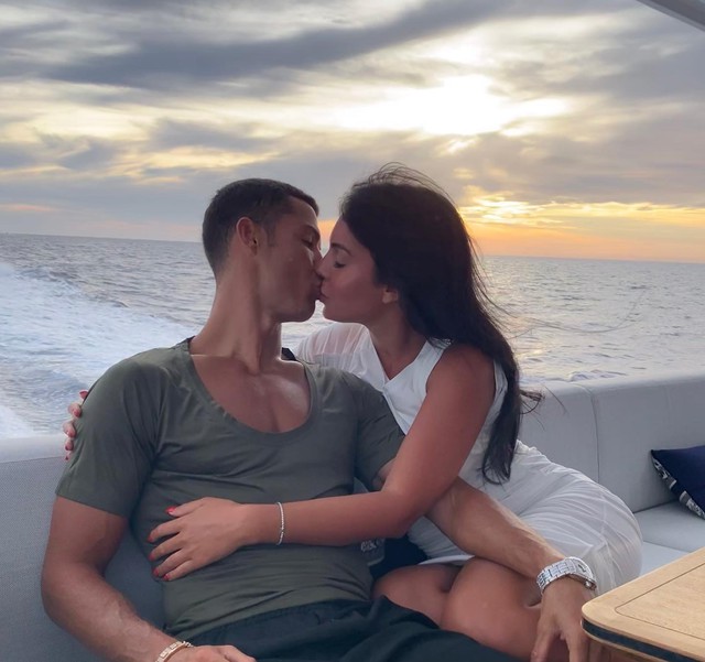 Ronaldo vừa cầu hôn Georgina bằng nhẫn kim cương gần 130 tỷ lại gây choáng khi tặng nàng siêu xe, đồng hồ xa xỉ- Ảnh 4.