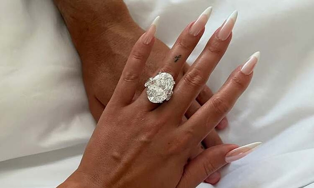 Ronaldo vừa cầu hôn Georgina bằng nhẫn kim cương gần 130 tỷ lại gây choáng khi tặng nàng siêu xe, đồng hồ xa xỉ- Ảnh 1.