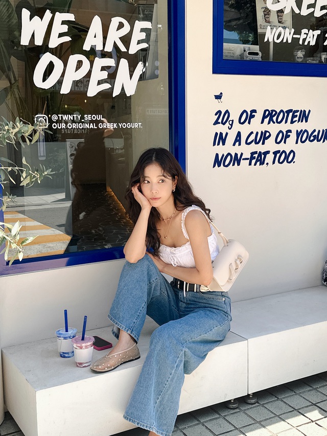 Cao thủ mặc đẹp 42 tuổi gợi ý 10 set đồ sáng màu chuẩn tinh tế, hack tuổi đỉnh cao- Ảnh 1.