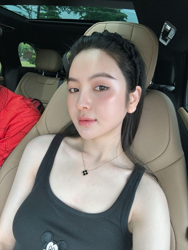 Cam thường bắt trọn nhan sắc Chu Thanh Huyền trên sân Hàng Đẫy cổ vũ Quang Hải, liệu có khác xa ảnh trên mạng?- Ảnh 2.