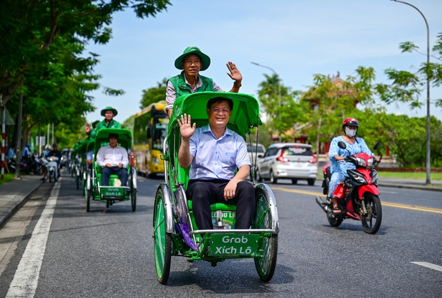 Giờ đi Huế chơi gọi được cả xích lô bằng Grab- Ảnh 1.