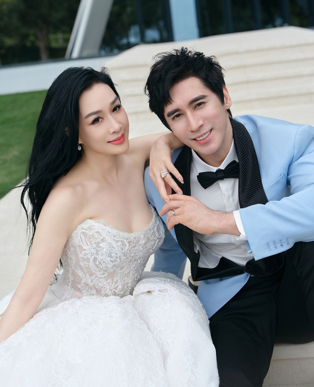 "Bom sex" gốc Việt kết hôn lần 3, bị dị nghị: Cách cha dượng nuôi dạy 3 con gái riêng của vợ thấy nể!- Ảnh 1.