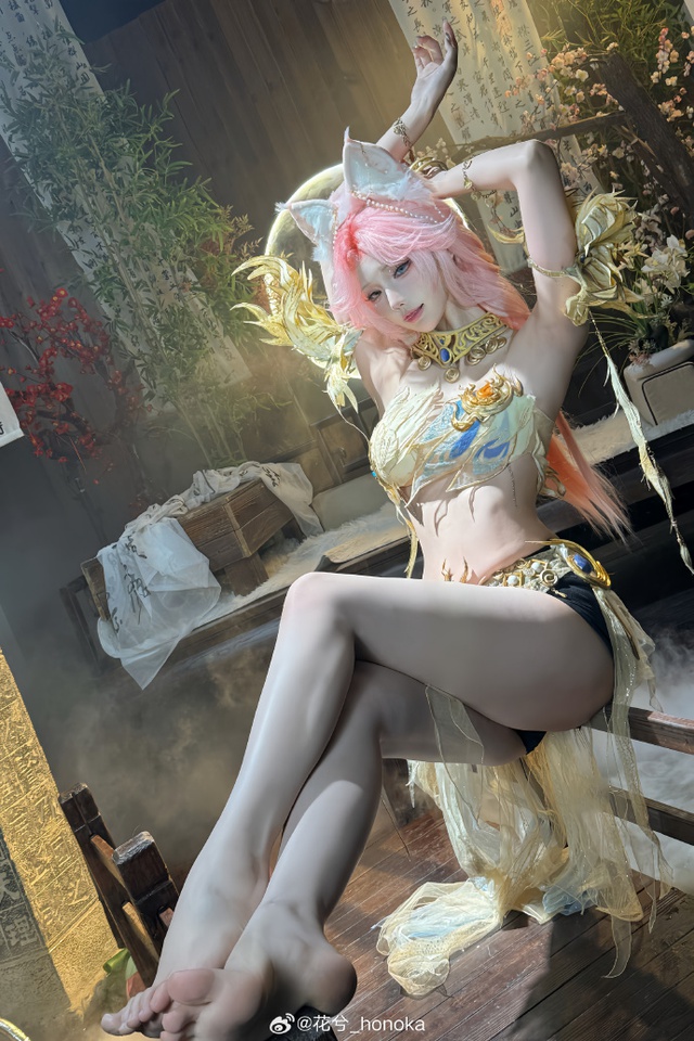 Ngất ngây với màn cosplay "nuột nà" của người đẹp Weibo, để lộ cả một chi tiết khiến anh em xao xuyến- Ảnh 3.