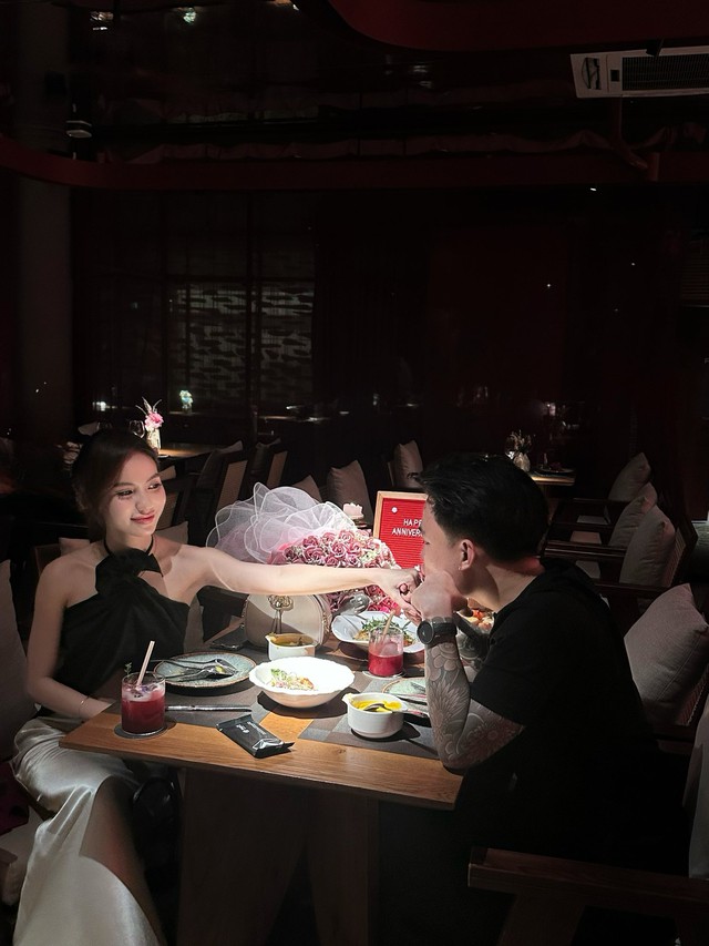 Nam tuyển thủ bị phá bĩnh khi đang khoe cảnh tình tứ với bạn gái, danh tính "kẻ phá đám" khiến ai cũng ngỡ ngàng!- Ảnh 1.