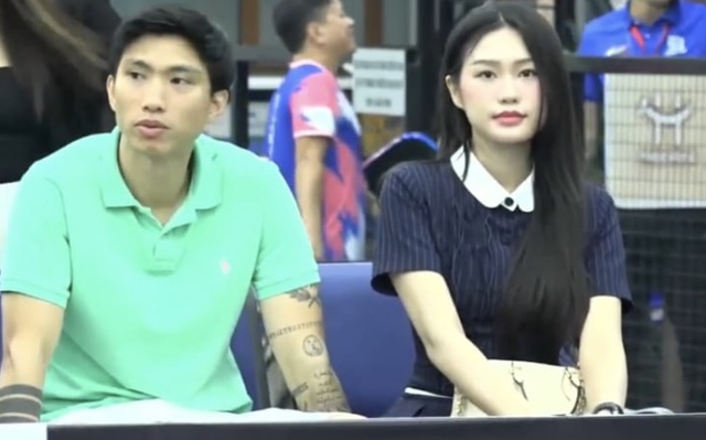 Doãn Hải My khoe visual sáng bừng khi đi xem pickleball cùng Văn Hậu, xuất hiện 3 giây đã khiến cõi mạng rần rần- Ảnh 1.
