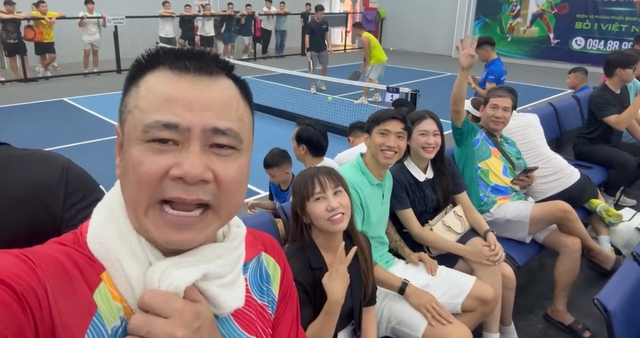 Doãn Hải My khoe visual sáng bừng khi đi xem pickleball cùng Văn Hậu, xuất hiện 3 giây đã khiến cõi mạng rần rần- Ảnh 2.