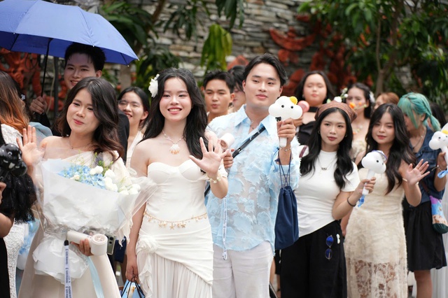 Sơn Tùng M-TP đón tháng sinh nhật bên 120 fan may mắn trong hoàng hôn Đà Nẵng tại SKYMEET #3
- Ảnh 2. Sơn Tùng M-TP đón tháng sinh nhật bên 120 fan may mắn trong hoàng hôn Đà Nẵng tại SKYMEET #3
- Ảnh 2.