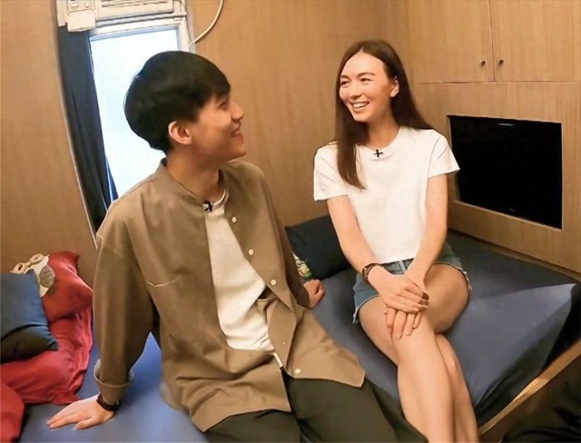 Bật khóc ở Hồng Kông: Vợ chồng chen chúc trong "hộp diêm" 9m², bé như mắt muỗi nhưng vẫn gọi là NHÀ- Ảnh 1.