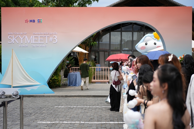 Sơn Tùng M-TP đón tháng sinh nhật bên 120 fan may mắn trong hoàng hôn Đà Nẵng tại SKYMEET #3
- Ảnh 1. Sơn Tùng M-TP đón tháng sinh nhật bên 120 fan may mắn trong hoàng hôn Đà Nẵng tại SKYMEET #3
- Ảnh 1.