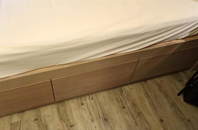 Bật khóc ở Hồng Kông: Vợ chồng chen chúc trong "hộp diêm" 9m², bé như mắt muỗi nhưng vẫn gọi là NHÀ- Ảnh 4.