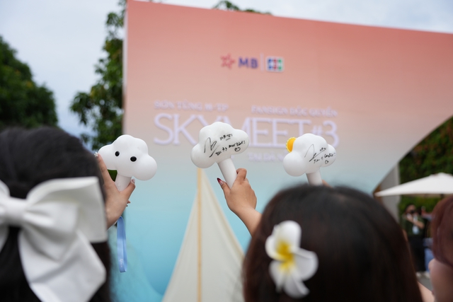 Sơn Tùng M-TP đón tháng sinh nhật bên 120 fan may mắn trong hoàng hôn Đà Nẵng tại SKYMEET #3
- Ảnh 6. Sơn Tùng M-TP đón tháng sinh nhật bên 120 fan may mắn trong hoàng hôn Đà Nẵng tại SKYMEET #3
- Ảnh 6.