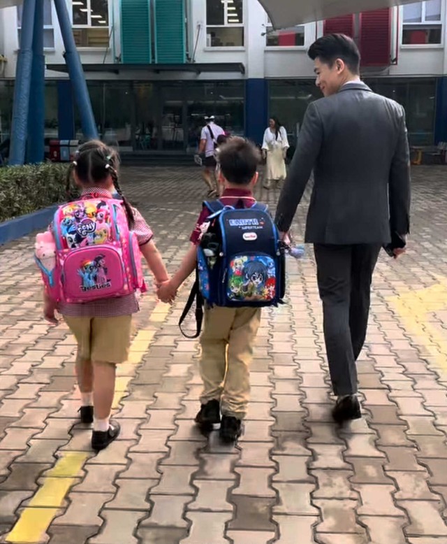 Xả vai thiếu gia nghìn tỷ nhà bầu Hiển, Đỗ Quang Vinh hoá bố đơn thân đưa hai con song sinh đi học gây sốt- Ảnh 1.