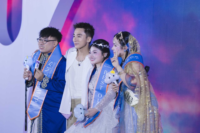 Sơn Tùng M-TP đón tháng sinh nhật bên 120 fan may mắn trong hoàng hôn Đà Nẵng tại SKYMEET #3
- Ảnh 4. Sơn Tùng M-TP đón tháng sinh nhật bên 120 fan may mắn trong hoàng hôn Đà Nẵng tại SKYMEET #3
- Ảnh 4.