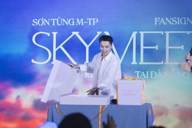 Sơn Tùng M-TP đón tháng sinh nhật bên 120 fan may mắn trong hoàng hôn Đà Nẵng tại SKYMEET #3
- Ảnh 5. Sơn Tùng M-TP đón tháng sinh nhật bên 120 fan may mắn trong hoàng hôn Đà Nẵng tại SKYMEET #3
- Ảnh 5.