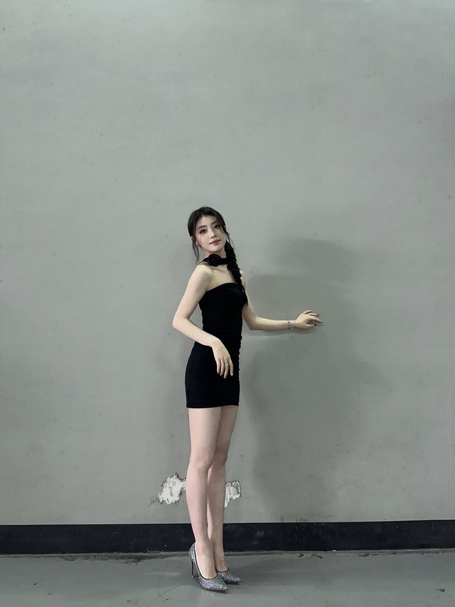 Thiên thần Kpop làm lu mờ Jang Wonyoung: Visual lẫn body đỉnh khỏi bàn nhưng bị gọi là center “giả mạo”- Ảnh 10.