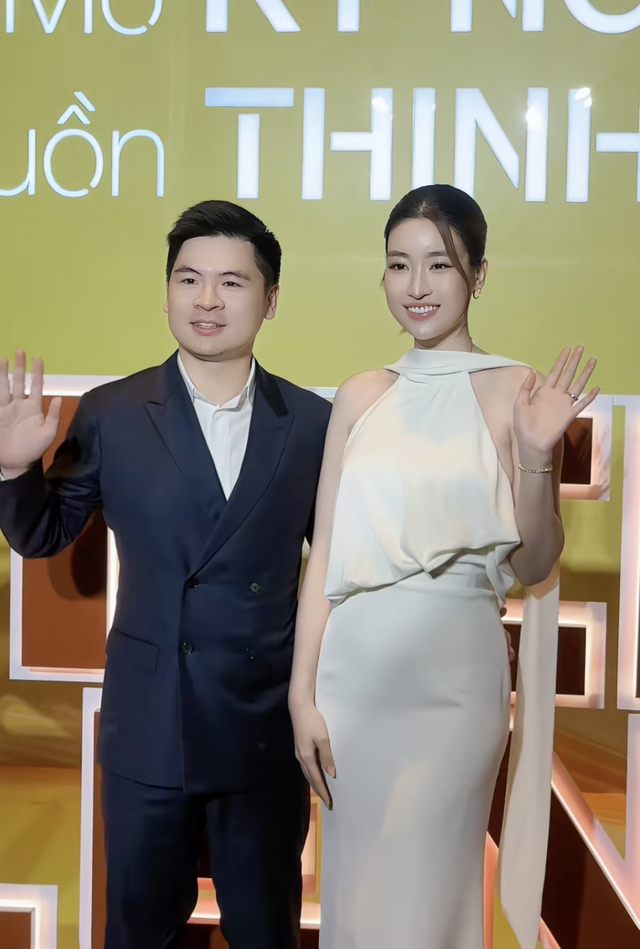 Khoảnh khắc tình bể bình của Đỗ Mỹ Linh và chủ tịch CLB Hà Nội giữa sự kiện, netizen "lụi tim" vì quá ngọt ngào- Ảnh 3.
