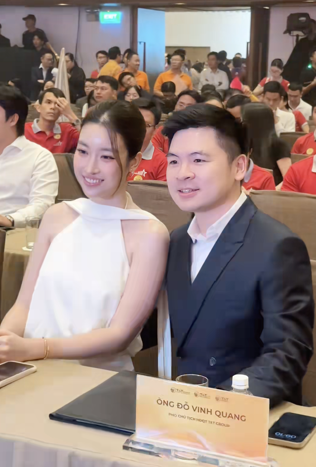 Khoảnh khắc tình bể bình của Đỗ Mỹ Linh và chủ tịch CLB Hà Nội giữa sự kiện, netizen "lụi tim" vì quá ngọt ngào- Ảnh 2.