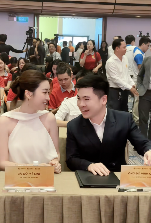 Khoảnh khắc tình bể bình của Đỗ Mỹ Linh và chủ tịch CLB Hà Nội giữa sự kiện, netizen "lụi tim" vì quá ngọt ngào- Ảnh 4.
