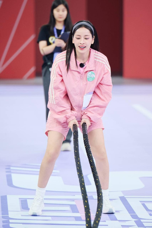 Chi Pu đầm đìa mồ hôi trên sân pickleball vẫn xinh bất chấp, "cam thường" không thể dìm nhan sắc- Ảnh 6.