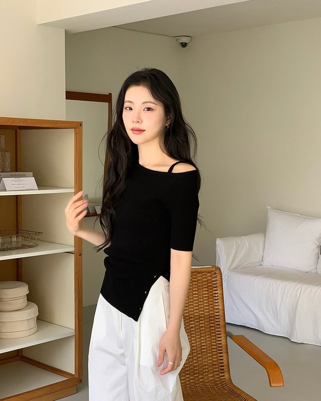 Mặc đẹp quá đơn giản với 10 set đồ đen trắng- Ảnh 9.