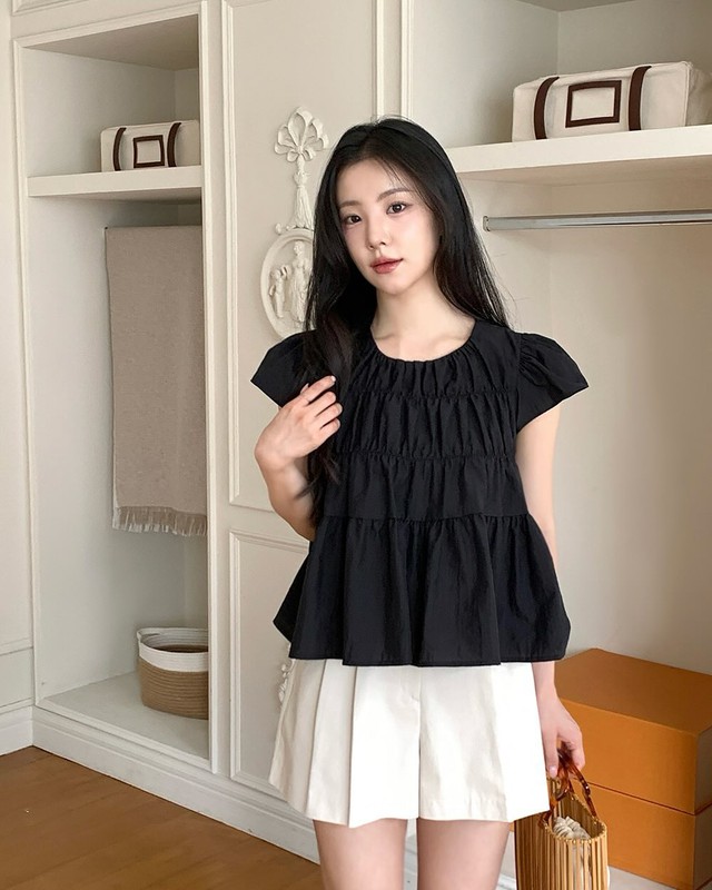 Mặc đẹp quá đơn giản với 10 set đồ đen trắng- Ảnh 7.