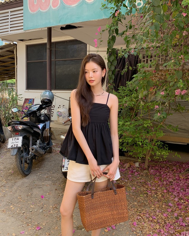 Mặc đẹp quá đơn giản với 10 set đồ đen trắng- Ảnh 4.