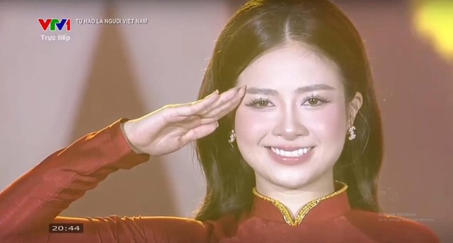 Khoảnh khắc Chào cờ của Chị Đẹp giảng viên khiến hàng chục nghìn người thổn thức: Nhan sắc 10 điểm không có nhưng!- Ảnh 6.