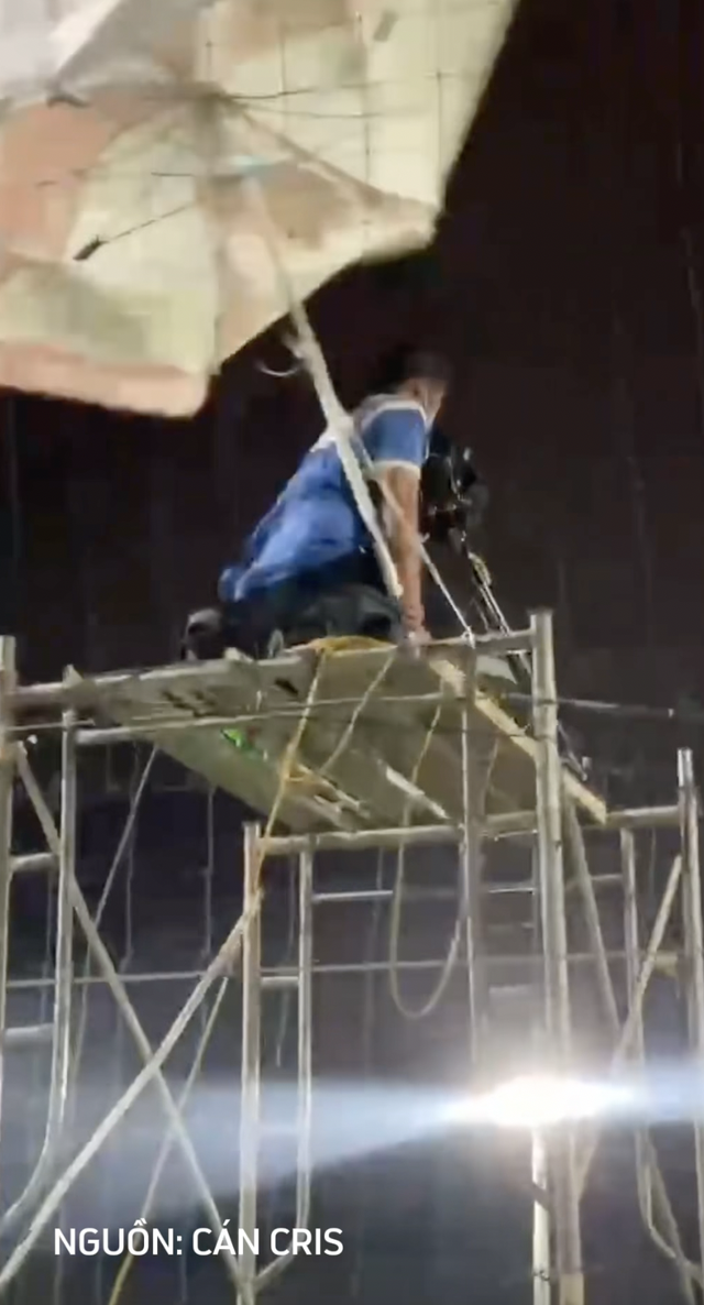 Thót tim cảnh giàn giáo ngoài sân bóng đá phủi bị gió thổi đổ khiến dân tình tán loạn- Ảnh 2.