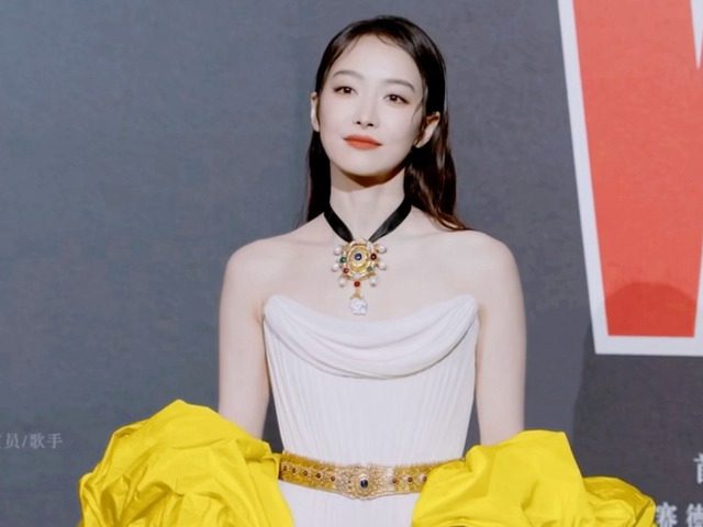 Thảm đỏ hot nhất tối nay: Địch Lệ Nhiệt Ba "quốc mẫu hồi cung", lấn át Dương Mịch, Lưu Thi Thi - Ảnh 10.