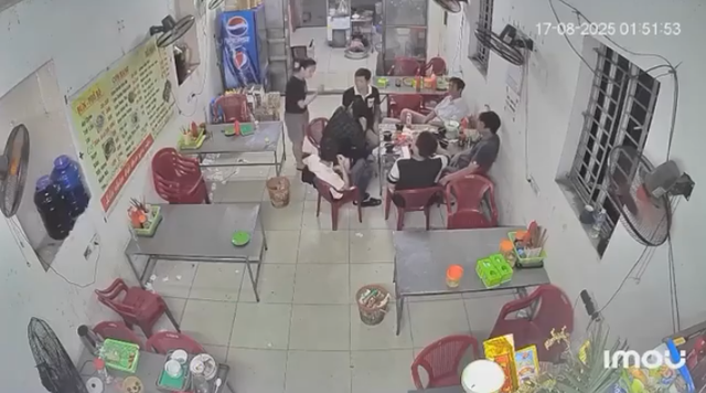Chủ quán ăn ra tay với khách hàng quấy rối mình: Bài học nhớ đời cho kẻ khiếm nhã- Ảnh 3.