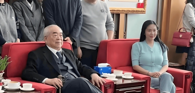 4 cuộc hôn nhân của Phạm Tăng: Từng kết hôn với vợ bạn thân, bóng hồng kém 50 hiện tại nắm giữ nhiều bí mật
- Ảnh 6. 4 cuộc hôn nhân của Phạm Tăng: Từng kết hôn với vợ bạn thân, bóng hồng kém 50 hiện tại nắm giữ nhiều bí mật
- Ảnh 6.