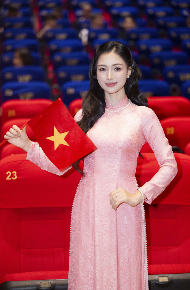 Hòa Minzy bật khóc khi hát OST Mưa Đỏ, nghẹn ngào chia sẻ về hai câu thoại đắt giá trong phim- Ảnh 4. Hòa Minzy bật khóc khi hát OST Mưa Đỏ, nghẹn ngào chia sẻ về hai câu thoại đắt giá trong phim- Ảnh 4.