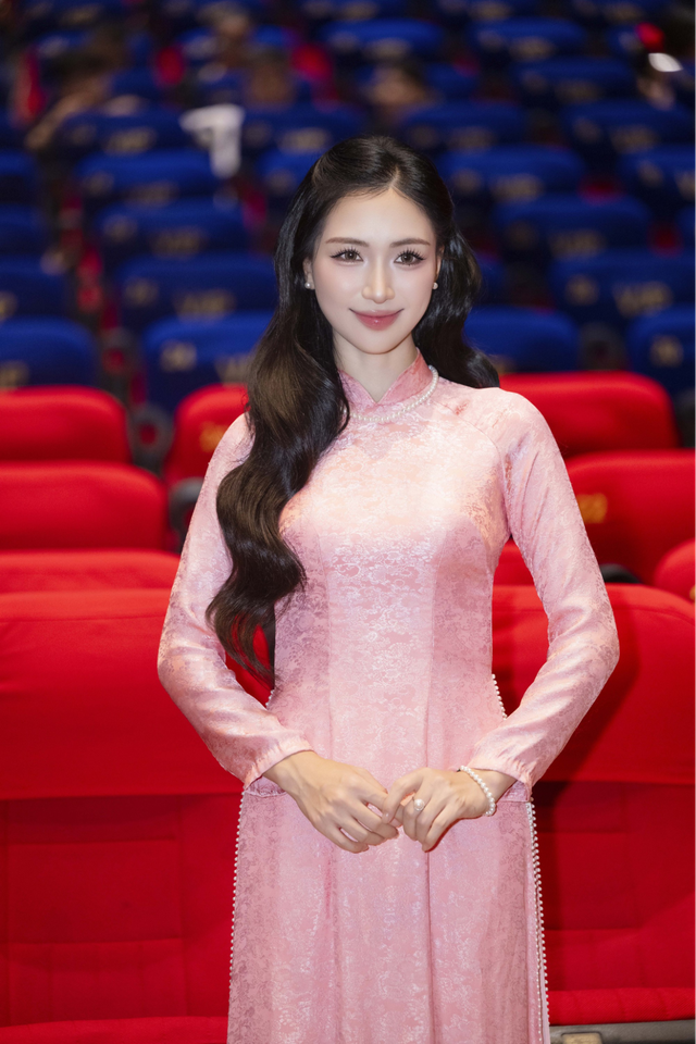 Hòa Minzy bật khóc khi hát OST Mưa Đỏ, nghẹn ngào chia sẻ về hai câu thoại đắt giá trong phim- Ảnh 5. Hòa Minzy bật khóc khi hát OST Mưa Đỏ, nghẹn ngào chia sẻ về hai câu thoại đắt giá trong phim- Ảnh 5.